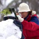 Dronning Sonja bygger snømann (Foto: Heiko Junge, Scanpix) 